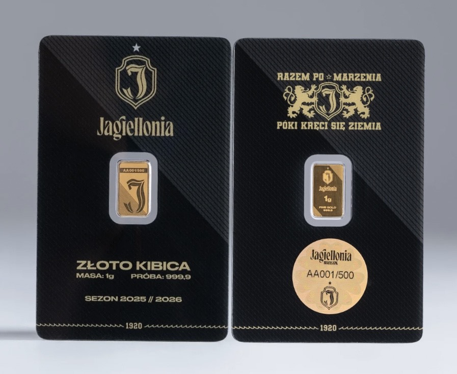 gold bar front view 1 gram with Jagiellonia Białystok emblem, Au 999.9 marking, red and yellow design, professional product photography